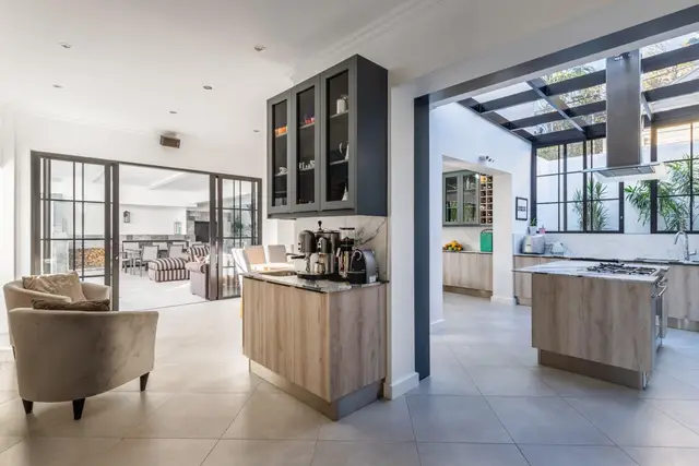 6 Bedroom House to Rent in Camps Bay, photo 8 of 24